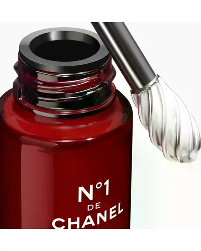CHANEL N&deg;1 De CHANEL Revitalising Eye Serum фото 2